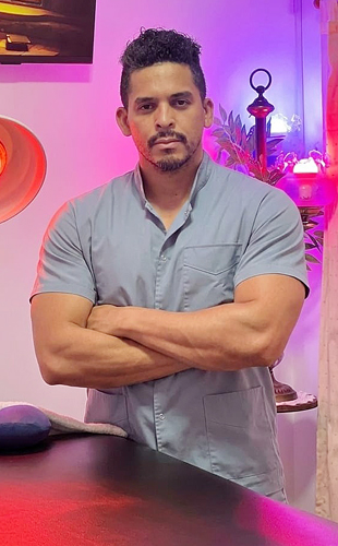 Richard Masajista Masculino en Caballito. Técnica Integral de Cuerpo Completo: 20 Años de Maestría al Servicio de tu Bienestar ​Experimente una sesión única y placentera diseñada para armonizar cuerpo y mente de pies a cabeza. Fusiono diversas técnicas de vanguardia para ofrecer un alivio muscular profundo y una relajación absoluta. ​Entiendo que cada cuerpo es diferente; por ello, personalizo cada sesión adaptándola estrictamente a sus necesidades y objetivos personales. Además, podrá potenciar su experiencia solicitando servicios adicionales específicos según sus requerimientos del día. Regálese la atención experta que su salud merece y alcance un estado de bienestar integral. También atención en domicilio y hoteles de turismo. Atención ambos sexos. Servicio de ducha. Reserva de turnos. Masajistas Masculinos Hombres en Caballito CABA Buenos Aires Argentina Masajes Masajistas Top