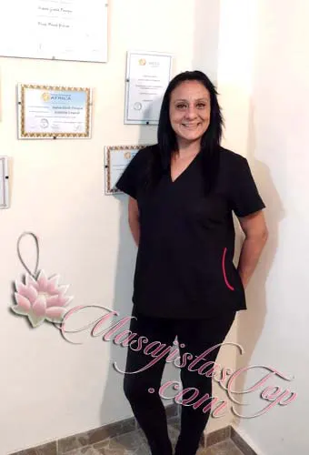 Andrea Masajista Profesional en Don Torcuato. Técnicas descontracturantes que alivian contracturas musculares localizadas leves y severas. Quiromasajes, combinación de descontracturante y Sedativo. Sedativos y antiestrés suaves que relajan el estrés cotidiano o de rutina. Deportivo pre y pos competitivo. Manos que relajan, y alivian. También domicilios y hoteles de turismo. Ambiente climatizado. Atención ambos sexos. Servicio de ducha. Reserva de turnos. Masajes Relax en Don Torcuato Buenos Aires Argentina Masajistas Top