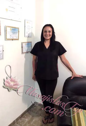Andrea Masajista Profesional en Don Torcuato. Técnicas descontracturantes que alivian contracturas musculares localizadas leves y severas. Quiromasajes, combinación de descontracturante y Sedativo. Sedativos y antiestrés suaves que relajan el estrés cotidiano o de rutina. Deportivo pre y pos competitivo. Manos que relajan, y alivian. También domicilios y hoteles de turismo. Ambiente climatizado. Atención ambos sexos. Servicio de ducha. Reserva de turnos. Masajes Relax en Don Torcuato Buenos Aires Argentina Masajistas Top