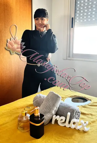 Candela Masajista en Microcentro. Masajes relajantes y descontracturantes los cuales combinan suavidad, calidez y un toque de misterio. Cada sesión está pensada para reconectarte con tu cuerpo, sin prisa y sin juicios. Relájate. Respira. Siente. Servicio de ducha. Reserva de turnos. Masajistas en Microcentro Caba Buenos Aires Argentina Masajes Masajistas Top