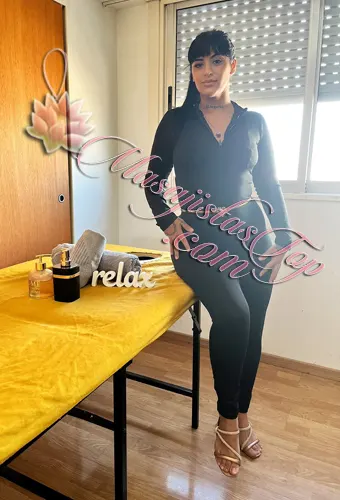 Candela Masajista en Microcentro. Masajes relajantes y descontracturantes los cuales combinan suavidad, calidez y un toque de misterio. Cada sesión está pensada para reconectarte con tu cuerpo, sin prisa y sin juicios. Relájate. Respira. Siente. Servicio de ducha. Reserva de turnos. Masajistas en Microcentro Caba Buenos Aires Argentina Masajes Masajistas Top