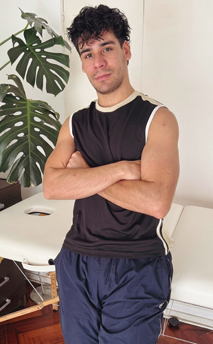 Lucas Masajista Masculino en Recoleta. Técnicas descontracturantes, relajantes y naturistas. ¿Sentís el cuerpo cargado? ¿Dolor en piernas, brazos o espalda por el entrenamiento o el estrés diario? Es hora de darle a tu cuerpo lo que necesita. Las técnicas no solo alivian contracturas: aumentan tus niveles de endorfinas, los analgésicos naturales del cuerpo, generando una profunda sensación de bienestar. Conectá con tu cuerpo, tus sentidos y tus emociones. Mis manos te guían hacia ese alivio que estás buscando. Voy a hoteles de turismo. Servicio de ducha. Atención a hombres. Reservá tu momento. Tu cuerpo lo va a agradecer. Masajistas Masculinos Hombres en Recoleta CABA Buenos Aires Argentina Masajes Masajistas Top
