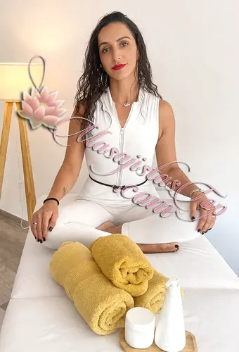 Ursula Masajista en Recoleta. Hola, soy experta en ofrecerte bienestar y cuidado en cada encuentro. Mi personalidad simpática y mi discreción garantizan que te sientas cómodo y relajado desde el primer momento. Con cada toque de mis manos, busco despertar tus sentidos y llevarte a un viaje de calma y descubrimiento. Estoy aquí lista para hacer que cada instante sea especial. Te recibo en mi espacio y también atención en hoteles de turismo. Servicio de ducha y ambiente climatizado. Atención ambos sexos. Reserva de turnos. Masajistas en Recoleta Caba Buenos Aires Argentina Masajes Masajistas Top