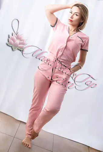 Vany Masajista en Palermo. Profesional Terapéutica y estudiante de licenciatura en Kinesiología. ¿Buscás relajar tus músculos de verdad? Te ofrezco un espacio profesional especializado en terapias corporales y cuidado para vos, pensado para que recuperes energía y bienestar. Variadas Técnicas: Deportivo para aliviar la tensión muscular después del gimnasio o deporte. Estiramientos asistidos (FNP, LTB), descontracturante profundo, Thai, sueco, lomi-lomi, drenaje linfático ,Ventosas. Masaje modelador y maderoterapia para definir tu figura o disminuir adiposidad localizada. Terapias de recuperación y prevención de lesiones. Electroestimulación magnética indolora, tratamiento de suelo pélvico y ondas de choque para tendinopatías y contracturas severas. Servicios de depilación láser y RASURADO, con enfoque higiénico y estético. Y si buscas recomendaciones y profesionales en medicina estética y reconstructiva puedo asesorarte y aconsejarte para que pierdas los tabúes, dudas y demás. Te espero. Masajistas en Palermo Caba Buenos Aires Argentina Masajes Masajistas Top