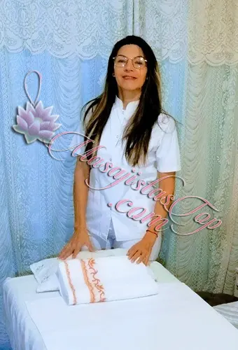 Amary profesional terapéutica. Ofrezco un servicios de técnicas corporales descontracturantes, relajantes. Terapia con Ventosas. Reflexología y Ozono Terapia. Te recibo en mi Consultorio particular. Servicio de ducha. Reserva de turnos. Masajista en Belgrano Caba Buenos Aires Argentina Masajes Masajistas Top