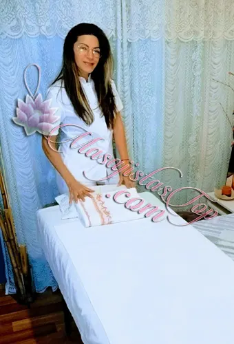 Amary profesional terapéutica. Ofrezco un servicios de técnicas corporales descontracturantes, relajantes. Terapia con Ventosas. Reflexología y Ozono Terapia. Te recibo en mi Consultorio particular. Servicio de ducha. Reserva de turnos. Masajista en Belgrano Caba Buenos Aires Argentina Masajes Masajistas Top