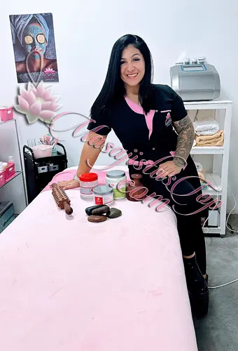 Anita Masajista en ⁠Tribunales. Esteticista y cosmiatra Matriculada. Mis servicios son profesionales. Atiendo en mi consultorio totalmente equipado para tu momento de relajación, cuento con ducha y frigobar Técnicas Terapéuticas, descontracturantes, relajantes. Reflexología. Piedras calientes y Maderoterapia. Aparatología. Limpieza Facial profunda. Domicilios y Hoteles de turismo. Servicio de ducha. Atención ambos sexos. Reserva de turnos. Masajistas en ⁠Tribunales Caba Buenos Aires Argentina Masajistas Top