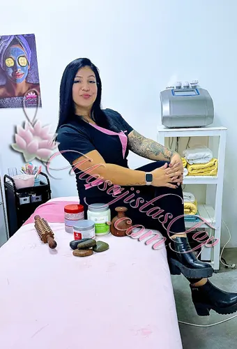 Anita Masajista en ⁠Tribunales. Esteticista y cosmiatra Matriculada. Mis servicios son profesionales. Atiendo en mi consultorio totalmente equipado para tu momento de relajación, cuento con ducha y frigobar Técnicas Terapéuticas, descontracturantes, relajantes. Reflexología. Piedras calientes y Maderoterapia. Aparatología. Limpieza Facial profunda. Domicilios y Hoteles de turismo. Servicio de ducha. Atención ambos sexos. Reserva de turnos. Masajistas en ⁠Tribunales Caba Buenos Aires Argentina Masajistas Top