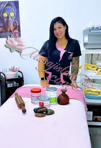 Anita Masajista en ⁠Tribunales. Esteticista y cosmiatra Matriculada. Mis servicios son profesionales. Atiendo en mi consultorio totalmente equipado para tu momento de relajación, cuento con ducha y frigobar Técnicas Terapéuticas, descontracturantes, relajantes. Reflexología. Piedras calientes y Maderoterapia. Aparatología. Limpieza Facial profunda. Domicilios y Hoteles de turismo. Servicio de ducha. Atención ambos sexos. Reserva de turnos. Masajistas en ⁠Tribunales Caba Buenos Aires Argentina Masajistas Top