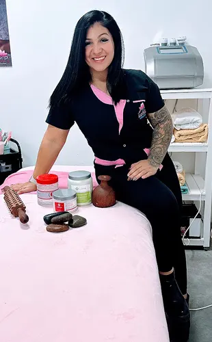 Anita Masajista en ⁠Tribunales. Esteticista y cosmiatra Matriculada. Mis servicios son profesionales. Atiendo en mi consultorio totalmente equipado para tu momento de relajación, cuento con ducha y frigobar Técnicas Terapéuticas, descontracturantes, relajantes. Reflexología. Piedras calientes y Maderoterapia. Aparatología. Limpieza Facial profunda. Domicilios y Hoteles de turismo. Servicio de ducha. Atención ambos sexos. Reserva de turnos. Masajistas en ⁠Tribunales Caba Buenos Aires Argentina Masajistas Top