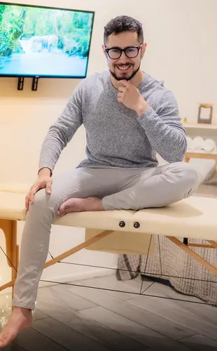 Alex Masajista Masculino en Recoleta. Mi nombre es Alex, soy masoterapeuta profesional realizo técnicas descontracturantes, relajantes y sedativos. En cada sesión lograrás una relajación absoluta liberando tensiones y estrés. Mi espacio está preparado para tu comodidad, es impecable, cuento con camilla profesional, cuidando cada detalle para que tu experiencia sea única. Servicio de ducha. Atención ambos sexos. Domicilios y hoteles. Reserva de turnos. Masajistas Masculinos Hombres en Recoleta CABA Buenos Aires Argentina Masajes Masajistas Top
