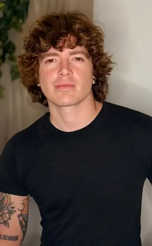 Johnny Masajista Masculino Hombres Almagro. Te invito a vivir una experiencia de relajación profunda y conexión corporal a través del tacto consciente. Ofrezco masajes descontracturantes y relajantes en un ambiente privado, cómodo y cuidadosamente preparado. Un espacio donde el estrés se disuelve, los sentidos se despiertan y el cuerpo encuentra alivio y bienestar. Ambiente climatizado e higiénico. Ducha disponible. Productos neutros. Atención ambos sexos. Reserva de turnos. Masajistas en Almagro Caba Buenos Aires Argentina Masajes Masajistas Top