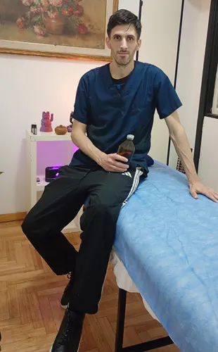 Kevin Masajista Masculino en Nuñez. Realizo sesiones según lo que necesites: Técnica descontracturante y relajante; deslizamiento y rastrillo (activa la circulación, también evita marcas, hematomas, dolor). Amasado, percusión,pellizcos(alrededor de la columna),fricción. Deportivo (relajación de la parte inferior). Drenaje linfático (elimina toxinas). Faciales y craneal. Tailandés. Camboyano. Reflexología de pies y manos. Ven a disolver el estrés, las tensiones o simplemente a vivir una experiencia relajante. Trabajo en camilla, con crema o aceites. Ambiente climatizada, higiénico, total discreción. Acompañado de un trato educado y cordial. Atención ambos sexos. Domicilios. Reserva de turnos. Masajistas Masculinos Hombres en Nuñez CABA Buenos Aires Argentina Masajes Masajistas Top