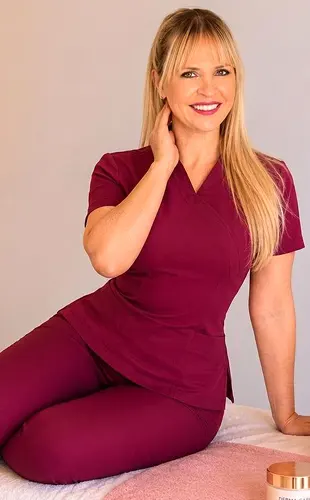 Mara Terapeuta Profesional y auxiliar de kinesiología Matricula N° 40484. Masajes Relax en Nuñez. Te ofrezco una sesión de masajes relajantes, descontracturantes, deportivo y sedativos a nivel profesional. Son técnicas dinámicas adaptándolas a lo que tú cuerpo necesite, las cuales te dejarán como nuevo. Te recibo en mi lugar particular en un ambiente amplio y climatizado, control de temperatura. Servicio de ducha. Reserva de turnos. Masajistas en Nuñez Buenos Aires Argentina Masajes Masajistas Top