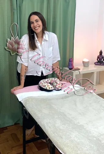 Nany Masajista en ⁠Nuñez. Las emociones hablan… y el cuerpo muchas veces lo expresa. Estrés, angustia, cansancio, preocupaciones o emociones acumuladas pueden reflejarse en: Tensión muscular, contracturas, dolores corporales, agotamiento físico y mental. Por eso cuidar el cuerpo también es cuidar lo que sentimos. Regalarte un momento de bienestar no es solo un lujo… también es salud. Ambiente climatizado, higiénico y discreto, melodía armoniosa. Atiendo solo hombres. Reserva de turnos. Masajistas en Nuñez Caba Buenos Aires Argentina Masajistas Top