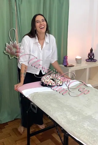 Nany Masajista en ⁠Nuñez. Las emociones hablan… y el cuerpo muchas veces lo expresa. Estrés, angustia, cansancio, preocupaciones o emociones acumuladas pueden reflejarse en: Tensión muscular, contracturas, dolores corporales, agotamiento físico y mental. Por eso cuidar el cuerpo también es cuidar lo que sentimos. Regalarte un momento de bienestar no es solo un lujo… también es salud. Ambiente climatizado, higiénico y discreto, melodía armoniosa. Atiendo solo hombres. Reserva de turnos. Masajistas en Nuñez Caba Buenos Aires Argentina Masajistas Top