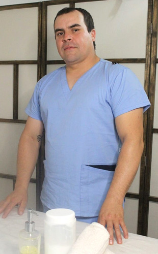 Patricio Masajista Masculino en Pilar. Realizo técnicas relajantes y descontracturantes. Te recibo en mí espacio particular con habiente climatizado. Siempre es buen momento para disfrutar de una sesión para que puedes eliminar el estrés y aliviar contracturas y tensiones. Servicio de ducha. Atención ambos sexos. Reserva de turnos. Masajistas Masculinos Hombres en Pilar Buenos Aires Argentina Masajes Masajistas Top