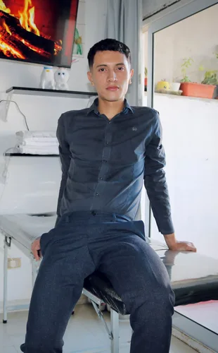 Walter Masajista Masculino en Monserrat. Brindo sesiones con técnicas relajantes y descontracturantes con atención personalizada, en un ambiente cómodo, privado y pensado para tu bienestar. Cada sesión está enfocada en ayudarte a aliviar el estrés, reducir la tensión muscular y recuperar el equilibrio. Servicios de ducha. Atención solo hombres. Domicilios u hoteles de turismo. Masajistas Masculinos Hombres en Monserrat CABA Buenos Aires Argentina Masajes Masajistas Top