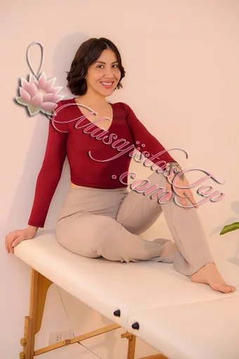 Carolina Masajista en Palermo. Sesiones personalizadas de masaje relajante y descontracturante, orientadas a aliviar tensiones, reducir el estrés y promover el bienestar físico. Cada sesión se adapta a las necesidades de cada persona, en un espacio tranquilo, privado y pensado para el descanso. Servicio de ducha. Atención ambos sexos. Reserva de turnos. Masajistas en Palermo Caba Buenos Aires Argentina Masajistas Top
