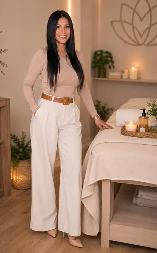 Emilin Profesional Matriculada y Terapeuta Thai en Nordelta. Experiencia en Masaje de Nivel. Disfruta de un espacio privado y acogedor donde podrás relajarte y rejuvenecer en un entorno de máxima comodidad. Como profesional de alto padrón, te ofrezco terapias de masaje personalizadas para reducir el estrés, aliviar el dolor muscular y mejorar tu bienestar. Masaje Relajante: para calmar la mente y el cuerpo Deportivo: para aliviar el dolor muscular y mejorar la flexibilidad Descontracturante: para aliviar la tensión muscular y el dolor Masaje de Tejido Profundo: para aliviar el dolor y la tensión muscular profunda Aromaterapia: para promover la relajación y el bienestar con aceites esenciales Por tal intenta venir con tiempo y con la mayor predisposición a pasar un agradable momento. Masajes en Nordelta Buenos Aires Argentina Masajes Masajistas Top