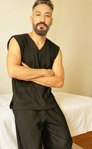 Diehevil Masajista Masculino en Palermo. Te invito a disfrutar de una experiencia de relajación y cuidado personal, con sesiones personalizadas según tus necesidades. Técnicas Relajantes y Descontracturantes. Tailandés Híbrido y Tradicional. Ayurveda. Ambiente climatizado. servicio de ducha. Atención ambos sexos. Reserva de turnos. Masajistas Masculinos Hombres en Recoleta CABA Buenos Aires Argentina Masajes Masajistas Top