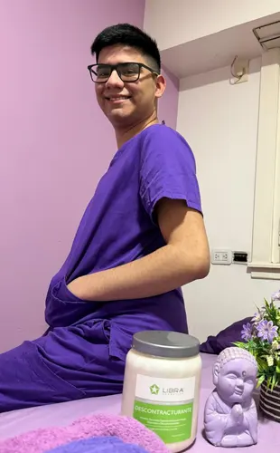 Juan Masajista Masculino en Recoleta. Realizo técnicas descontracturante, relajante y sedativos de pies a cervical sobre camilla o tatami japonés. Atención personalizada, en un ambiente cómodo, privado y pensado para tu bienestar. Cada sesión está enfocada en ayudarte a aliviar el estrés, reducir la tensión muscular y recuperar el equilibrio. Servicios de ducha. Atención solo hombres. Domicilios u hoteles de turismo. Masajistas Masculinos Hombres en Recoleta CABA Buenos Aires Argentina Masajes Masajistas Top