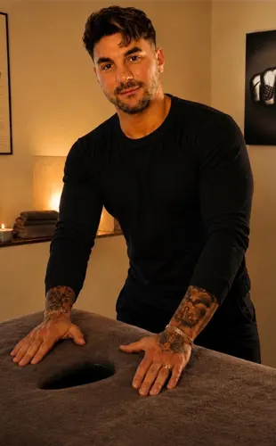 Alejandro Masajista Masculino en Sáenz Peña. Masajes descontracturantes, relajantes, deportivos y sedativos con experiencia para quitarte el estrés mental y corporal. Consultorio propio confortable y discreto. Servicio de ducha. Atención ambos sexos. Reserva de turnos. Masajistas Masculinos Hombres en Sáenz Peña Buenos Aires Argentina Masajes Masajistas Top