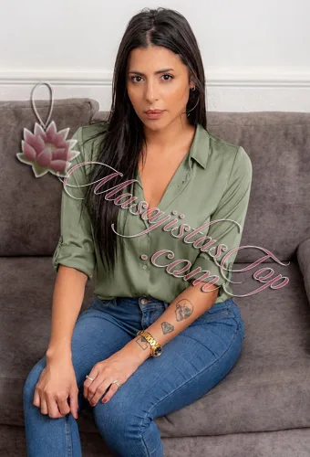 Camila Masajista en Recoleta. Técnicas Profesiones descontracturantes, relajantes, antiestrés de pies a cervical. Hot Stones. Sobre camilla profesional, con cremas y aceites neutros. Música funcional. Servicio de ducha. Atención ambos sexos. Atención en hoteles de turismo. Con reserva previa de turnos. Masajista en Recoleta Caba Buenos Aires Argentina Masajes Masajistas Top