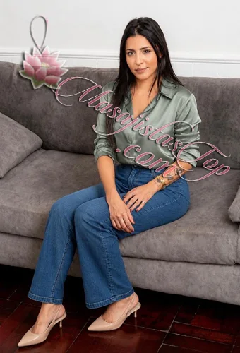 Camila Masajista en Recoleta. Técnicas Profesiones descontracturantes, relajantes, antiestrés de pies a cervical. Hot Stones. Sobre camilla profesional, con cremas y aceites neutros. Música funcional. Servicio de ducha. Atención ambos sexos. Atención en hoteles de turismo. Con reserva previa de turnos. Masajista en Recoleta Caba Buenos Aires Argentina Masajes Masajistas Top