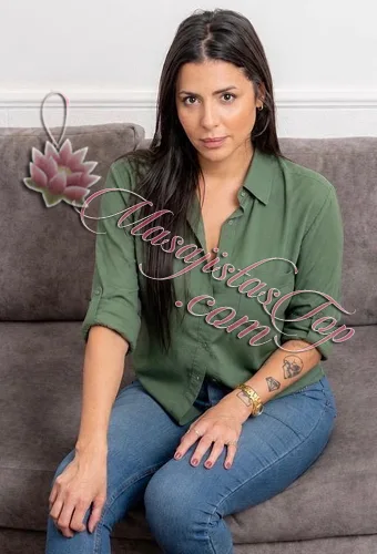 Camila Masajista en Recoleta. Técnicas Profesiones descontracturantes, relajantes, antiestrés de pies a cervical. Hot Stones. Sobre camilla profesional, con cremas y aceites neutros. Música funcional. Servicio de ducha. Atención ambos sexos. Atención en hoteles de turismo. Con reserva previa de turnos. Masajista en Recoleta Caba Buenos Aires Argentina Masajes Masajistas Top