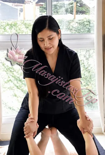 Elide Masajista en Almagro. Licenciada en Fisioterapia y Kinesiología, con cursos y diplomas en estética, Osteopatía. Especializada en terapias manuales y masajes de alta calidad. Estilo Oriental terapéutico y sedativos, diseñados para aliviar dolor, disminuir las tensiones musculo articulares ayudándote a recuperar el equilibrio mental y corporal de tu cuerpo. "Recupera tu bienestar con atención profesional y personalizada" en un espacio elegante, tranquilo y armonioso, te espero. Atención a ambos sexos. Servicios de ducha. Reserva de turnos. Masajistas en Almagro Buenos Aires Argentina Masajes Masajistas Top