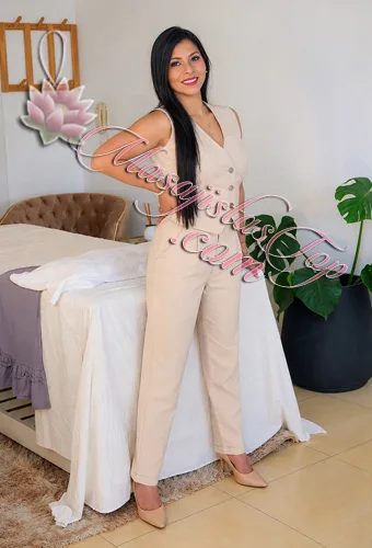 Emilyn Profesional Matriculada y Terapeuta Thai en Palermo. Cada cuerpo necesita algo diferente. La sesión combina técnicas específicas y una mirada personalizada sobre lo que tu cuerpo necesita en ese momento. TEJIDO PROFUNDO: Trabajo específico y progresivo sobre zonas de mayor tensión, adaptando la presión a cada cuerpo. RELAX: Maniobras suaves y envolventes para disminuir tensión, bajar el ritmo y favorecer un profundo descanso. THAI MASSAGE: Presiones, movilizaciones y estiramientos para liberar rigidez, mejorar la movilidad y devolver amplitud al cuerpo. LIBERACIÓN DE MANDÍBULA: Trabajo integrado sobre mandíbula, rostro y cuello, orientado a liberar tensión y recuperar sensación de soltura. DEPORTIVO: Técnicas adaptadas a cuerpos activos para trabajar sobrecargas, rigidez y movilidad muscular. EXPERIENCIA DESDE LOS PIES: Una experiencia que comienza desde la base, integrando el trabajo de pies con el resto del cuerpo para favorecer conexión y relajación. Masajes en Palermo Caba Buenos Aires Argentina Masajes Masajistas Top