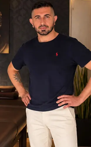 Javier Masajista Masculino en San Telmo. Descubrí una experiencia distinta, pensada para reconectar cuerpo, mente y energía. Un servicio de masajes descontracturantes, relajantes y naturistas que combina técnicas profundas con un enfoque integral de armonización. Sesiones personalizadas adaptadas a lo que tu energía necesita. Trabajo sobre camilla en todo el cuerpo, con cremas hipoalergénicas y en un ambiente climatizado, cálido y cuidado al detalle para garantizar tu máximo confort. Regalate un momento distinto para soltar la tensión y renovar tu vitalidad. Espacio acondicionado con servicio de ducha al finalizar. También domicilios y hoteles de turismo. Masajistas Masculinos Hombres en San Telmo CABA Buenos Aires Argentina Masajes Masajistas Top