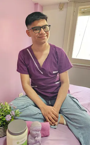 Juan Masajista Masculino en Recoleta. Realizo técnicas descontracturante, relajante y sedativos de pies a cervical sobre camilla o tatami japonés. Atención personalizada, en un ambiente cómodo, privado y pensado para tu bienestar. Cada sesión está enfocada en ayudarte a aliviar el estrés, reducir la tensión muscular y recuperar el equilibrio. Servicios de ducha. Atención solo hombres. Domicilios u hoteles de turismo. Masajistas Masculinos Hombres en Recoleta CABA Buenos Aires Argentina Masajes Masajistas Top